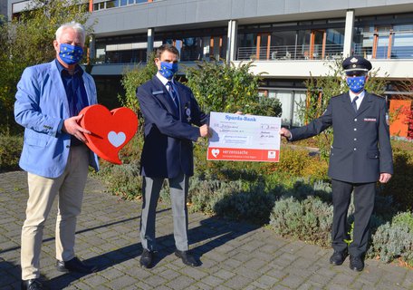 v.l.n.r.
Thomas Rosch (SR), Heiko Schmitt (DRK Aschbach) und Hubert Schön (Feuerwehr
Aschbach).